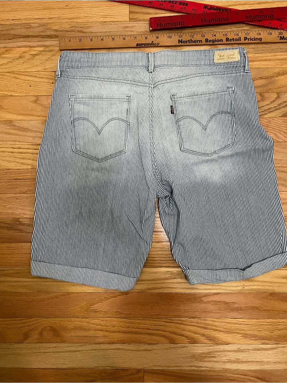 Womens Levi’s Slim Fit Blue Pinstripe Shorts size 16